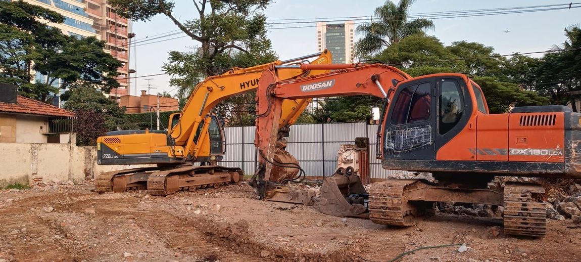 Demolição de grande porte com equipamentos